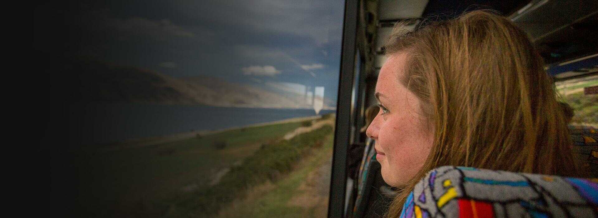 kobieta patrząca przez okno