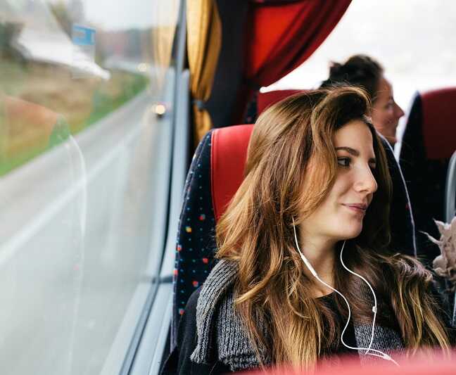 siedząca kobieta w autobusie